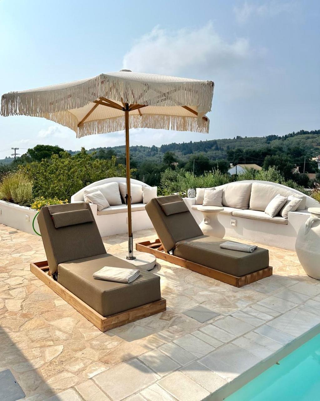 Nikolas Villa *